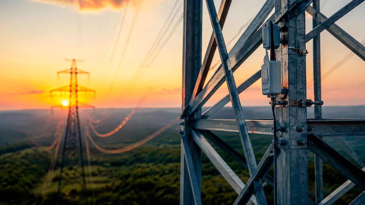 Monitoramento estrutural em tempo real de torre de transmissão utilizando sensores para manutenção preditiva.