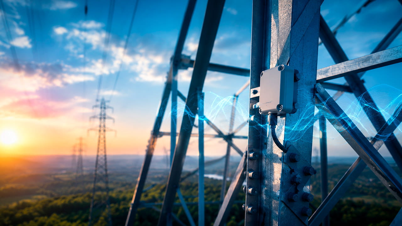 Sensores inerciais para monitoramento de torres de transmissão instalados em estrutura metálica realizando a medição contínua de vibrações estruturais.